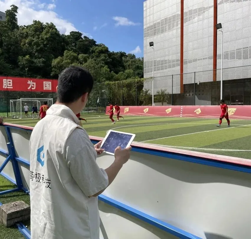 Un membre du staff suit un match en direct sur tablette